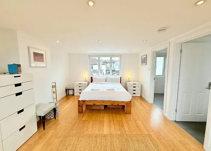 Redland's Fun & Colourful Artistic House 別荘 ブリストル