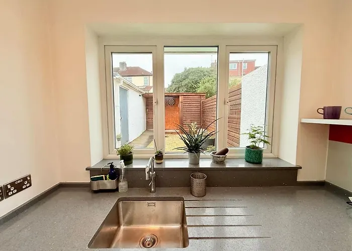 Redland's Fun & Colourful Artistic House 別荘 *