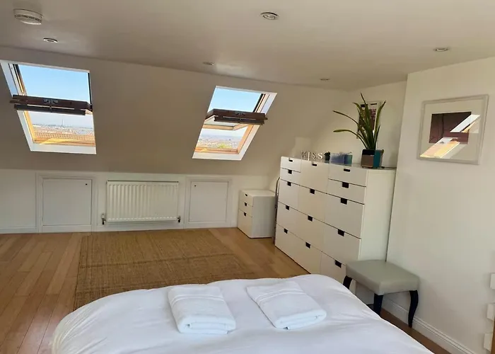 Redland's Fun & Colourful Artistic House 別荘