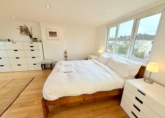 Dom wakacyjny Redland's Fun & Colourful Artistic House