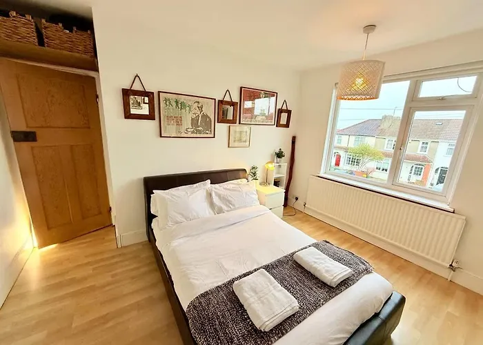 Redland's Fun & Colourful Artistic House * Bristol