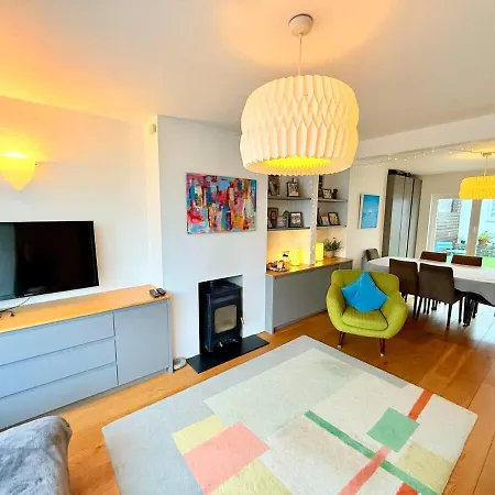 Redland's Fun & Colourful Artistic House Бристоль