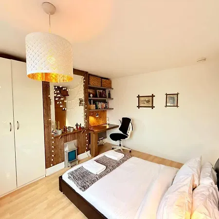 Redland's Fun & Colourful Artistic House Casa vacanze