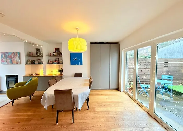 Redland's Fun & Colourful Artistic House Hébergement de vacances *