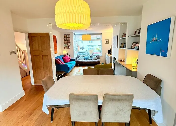 Redland's Fun & Colourful Artistic House Hébergement de vacances Bristol