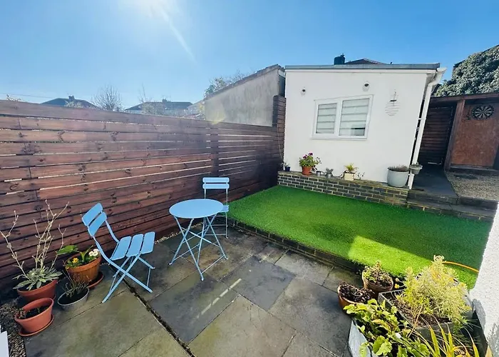 Redland's Fun & Colourful Artistic House Дом отдыха