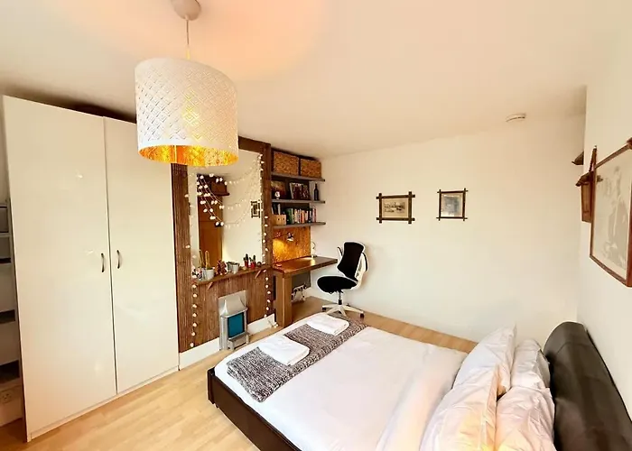 Redland's Fun & Colourful Artistic House Дом отдыха