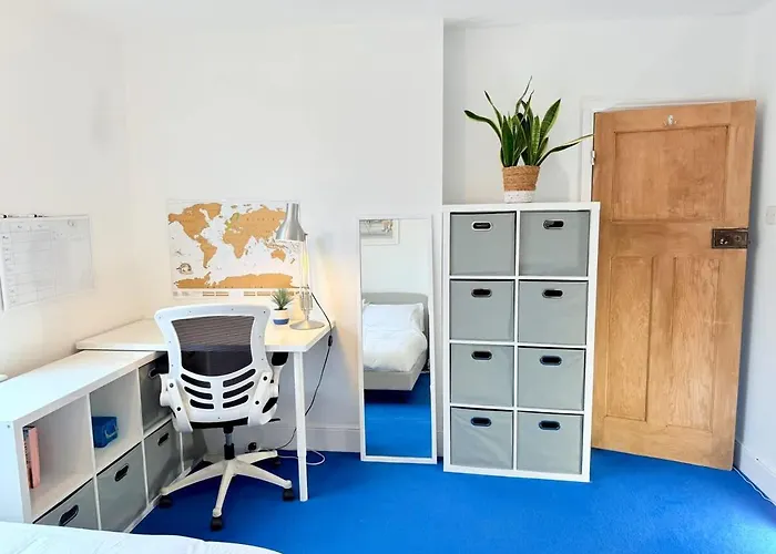 Redland's Fun & Colourful Artistic House Дом отдыха