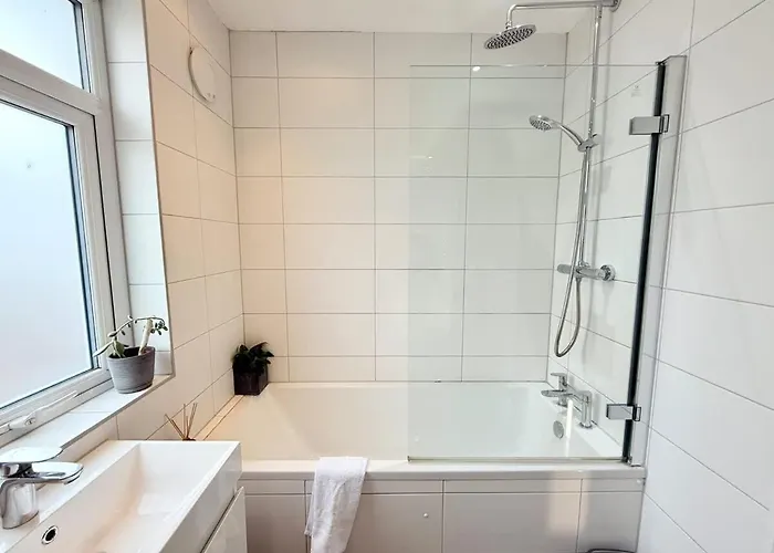 Redland's Fun & Colourful Artistic House Дом отдыха