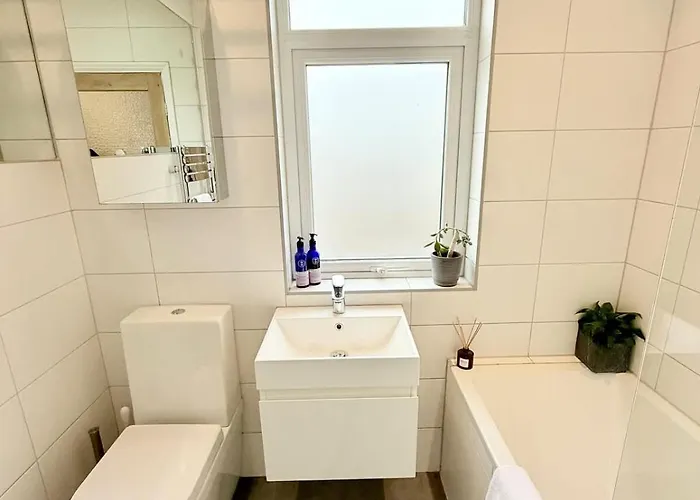 Redland's Fun & Colourful Artistic House *