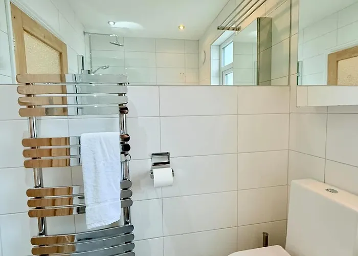 Redland's Fun & Colourful Artistic House Дом отдыха *