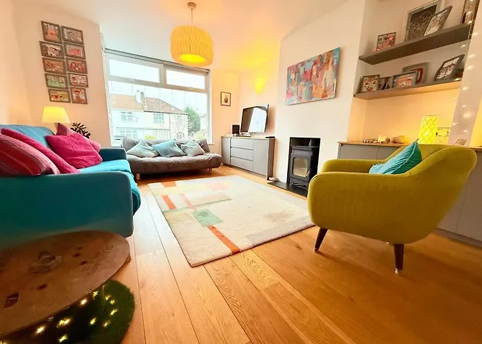 Redland's Fun & Colourful Artistic House Дом отдыха *